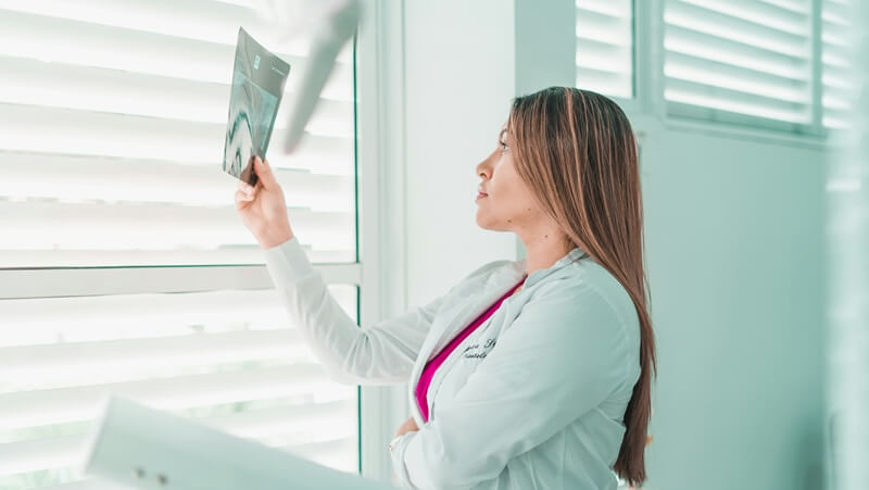 奥歯インプラント治療の流れと期間の目安