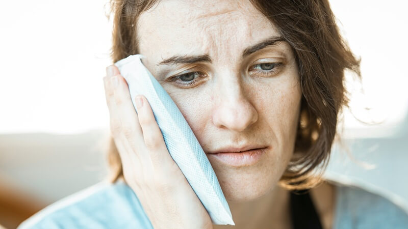 インプラントの痛みが続く原因と対処法